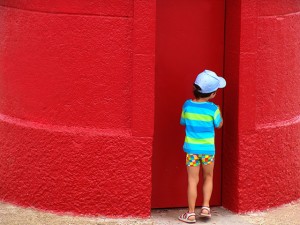 enfant et une porte