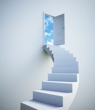 escalier tournant vers une porte ouverte sur le ciel